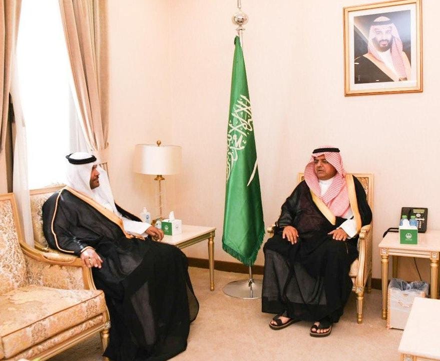 استقبل صاحب السمو الأمير منصور بن محمد بن سعد آل سعود محافظ حفر الباطن بمكتب سموه في ديوان المحافظة سعادة رئيس #جامعة_حفر_الباطن المكلف أ.د. محمد بن عتيق العنزي بمناسبة تكليفه رئيسًا للجامعة.