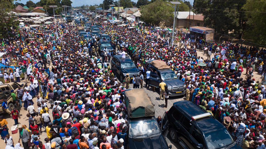 GiftKimaro7's tweet photo. Rais wa Jamhuri ya Muungano wa Tanzania Mhe.Dkt,Samia Suluhu Hassan akisalimiana na Wananchi Waliosimama Barabarani kwenye Maeneo mbalimbali ikiwemo Ikwiriri na Kituo Cha Mabasi Kibiti, Mkoani Pwani ambapo atafanya Ufunguzi wa Kiwanda Cha Vioo kilichopo Mkuranga.
#MamaYukoKazini https://t.co/N7O2R5XnjP