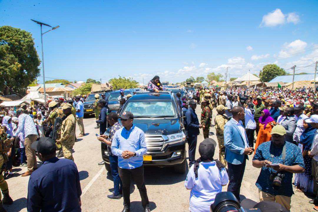 Rais wa Jamhuri ya Muungano wa Tanzania Mhe.Dkt,Samia Suluhu Hassan akisalimiana na Wananchi Waliosimama Barabarani kwenye Maeneo mbalimbali ikiwemo Ikwiriri na Kituo Cha Mabasi Kibiti, Mkoani Pwani ambapo atafanya Ufunguzi wa Kiwanda Cha Vioo kilichopo Mkuranga.
#MamaYukoKazini