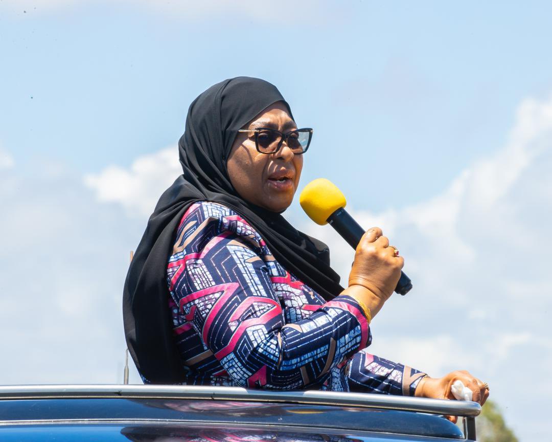 GiftKimaro7's tweet photo. Rais wa Jamhuri ya Muungano wa Tanzania Mhe.Dkt,Samia Suluhu Hassan akisalimiana na Wananchi Waliosimama Barabarani kwenye Maeneo mbalimbali ikiwemo Ikwiriri na Kituo Cha Mabasi Kibiti, Mkoani Pwani ambapo atafanya Ufunguzi wa Kiwanda Cha Vioo kilichopo Mkuranga.
#MamaYukoKazini https://t.co/N7O2R5XnjP