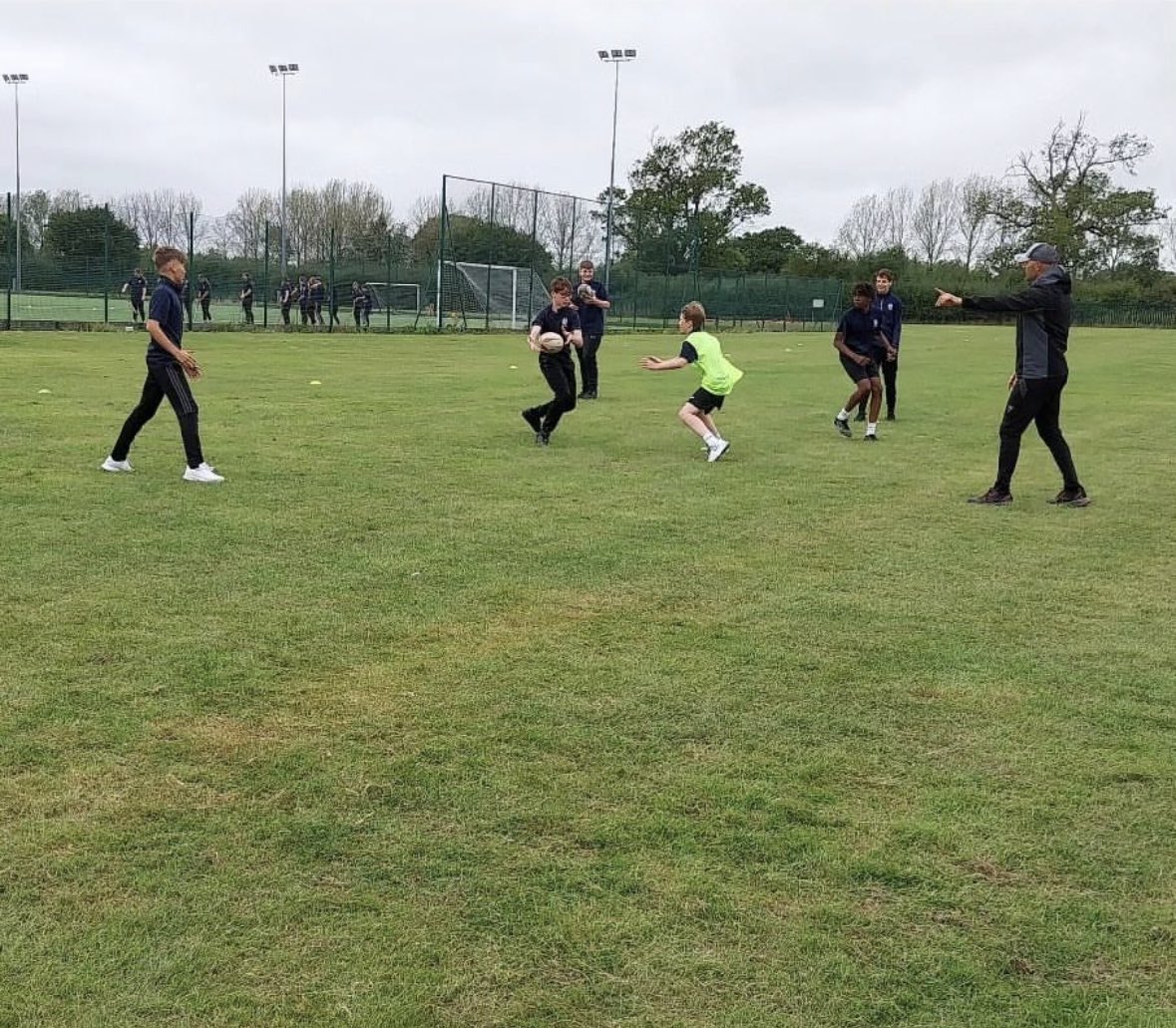 LodgeparkPE's tweet photo. Today in PE our year 8/9 boys experienced some expert Rugby coaching from Northampton Saints. An exciting opportunity for the students to improve their Rugby skills &amp; knowledge 🏉🏉 #TeamLPA @SaintsComm https://t.co/yRlJYxqYyh