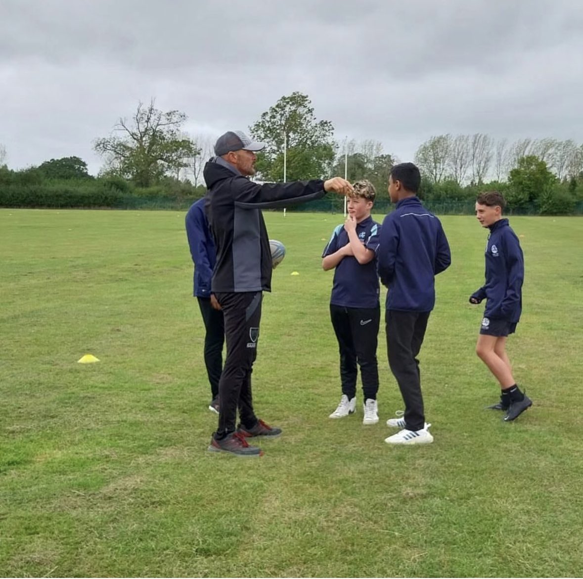 LodgeparkPE's tweet photo. Today in PE our year 8/9 boys experienced some expert Rugby coaching from Northampton Saints. An exciting opportunity for the students to improve their Rugby skills &amp; knowledge 🏉🏉 #TeamLPA @SaintsComm https://t.co/yRlJYxqYyh