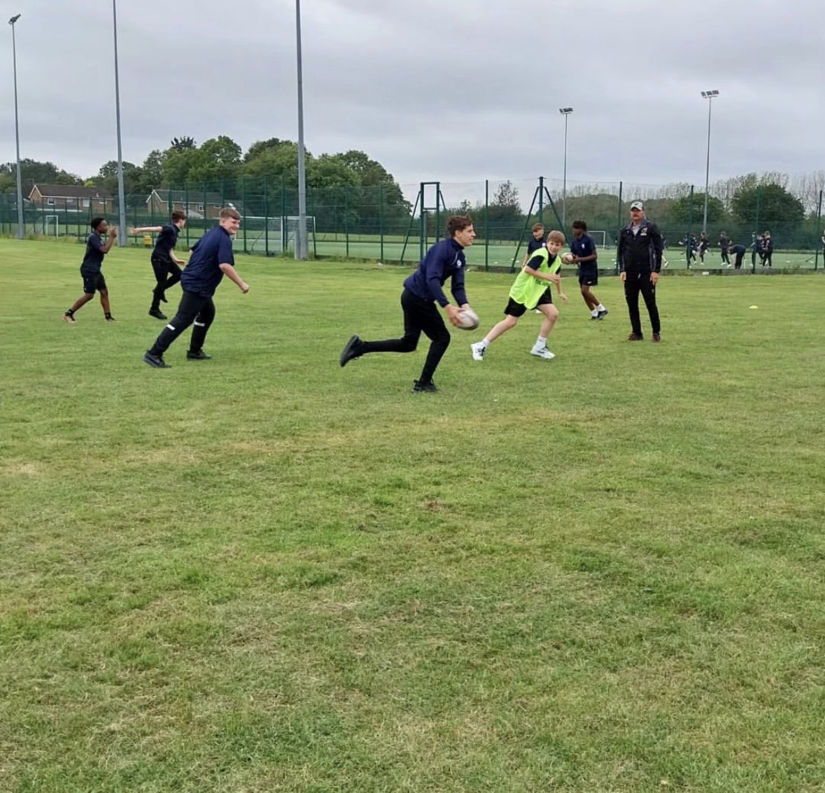LodgeparkPE's tweet photo. Today in PE our year 8/9 boys experienced some expert Rugby coaching from Northampton Saints. An exciting opportunity for the students to improve their Rugby skills &amp; knowledge 🏉🏉 #TeamLPA @SaintsComm https://t.co/yRlJYxqYyh