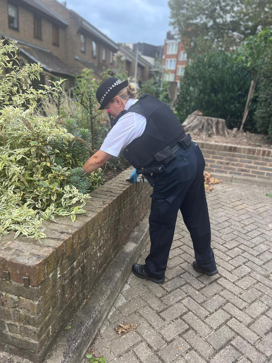 After a call from a resident about a knife PC Partleton & Lock conducted a weapons sweep in William Blake Estate. Bread knife found & booked in. Thanks to our residents who work with us to keep our community safe #saferneighbourhoods ^2797AS