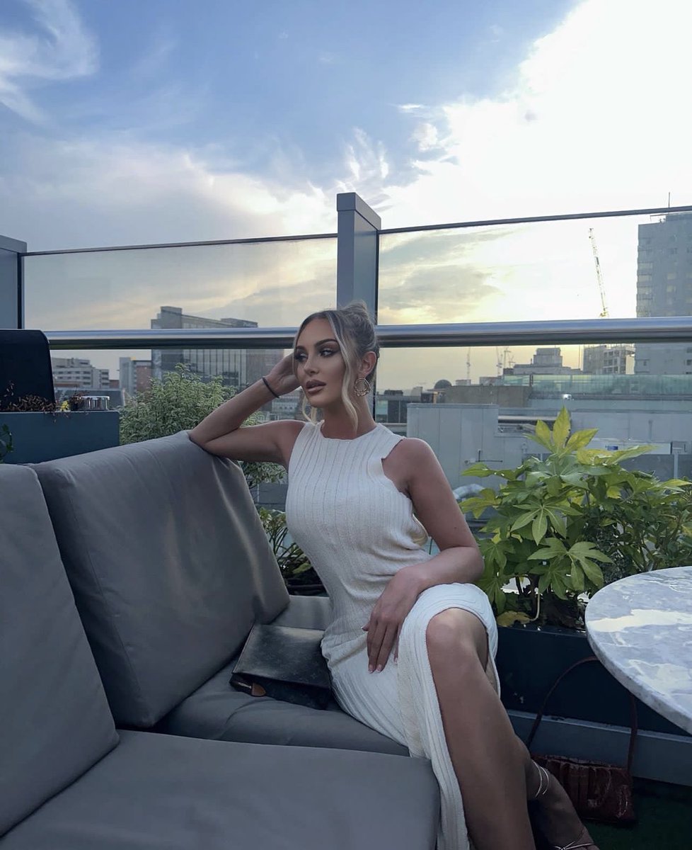 Happy hump day 🥂 Celebrate the midweek by treating yourself to our Two for £12 Sunset Hour cocktails🍹 Available Monday - Thursday, 3pm - 8pm 🌇 Join us for drinks at your leisure on a walk-in basis! #HumpDay