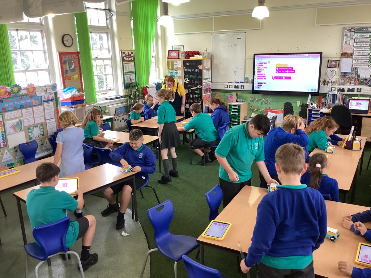 YGCaerffili's tweet image. Fantastic session with @Technocamps this afternoon #coding #codio #stem