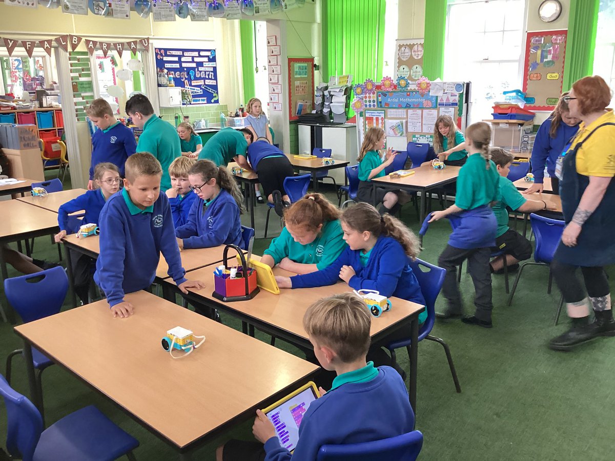 YGCaerffili's tweet image. Fantastic session with @Technocamps this afternoon #coding #codio #stem