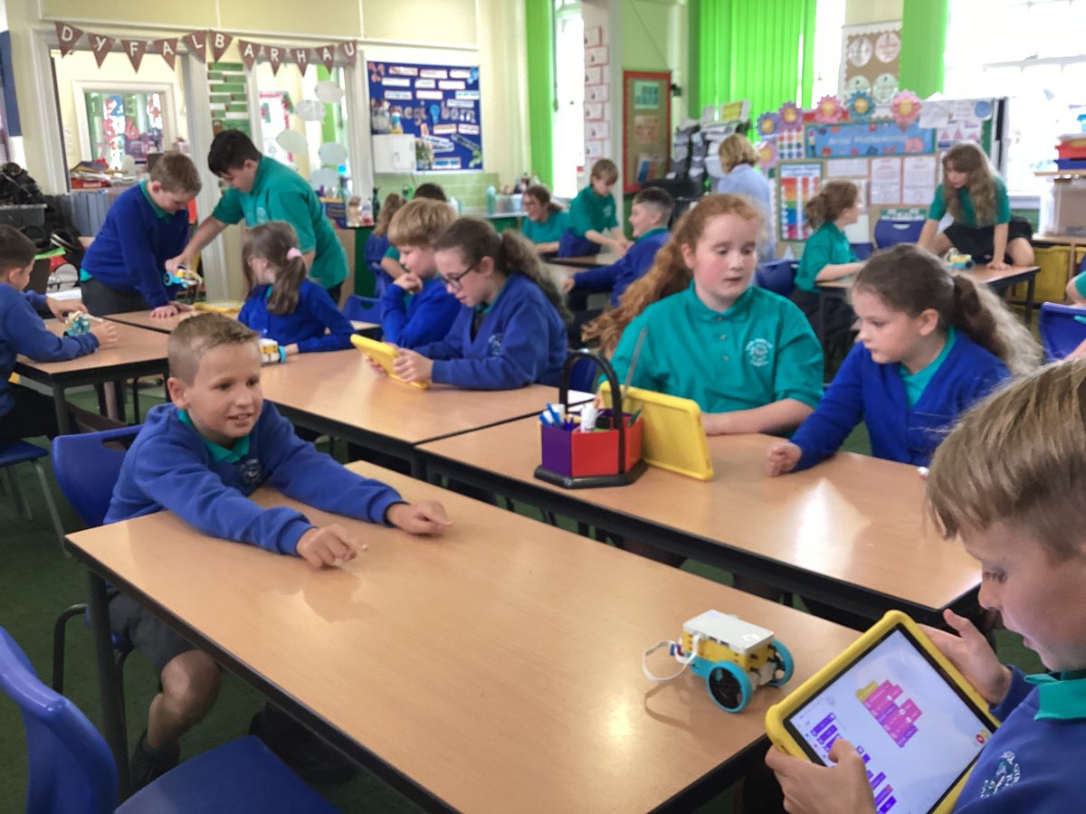 YGCaerffili's tweet image. Fantastic session with @Technocamps this afternoon #coding #codio #stem