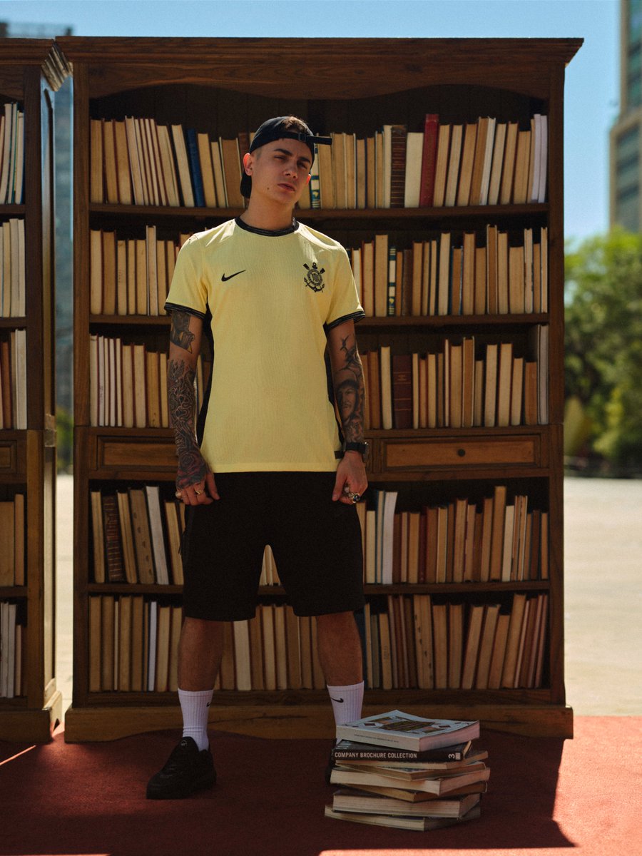 Corinthians's tweet photo. Quando esse time aparece no Vale do Anhangabaú, algo histórico acontece. Nos anos 80, um movimento de resistência. 

Hoje, o lançamento da nova camisa III do Corinthians. Inspirada em um dos momentos mais marcantes da história do clube e do país, o novo manto do Timão já tá disponível em https://t.co/bI5ozEwiSp. ✊🏿💛