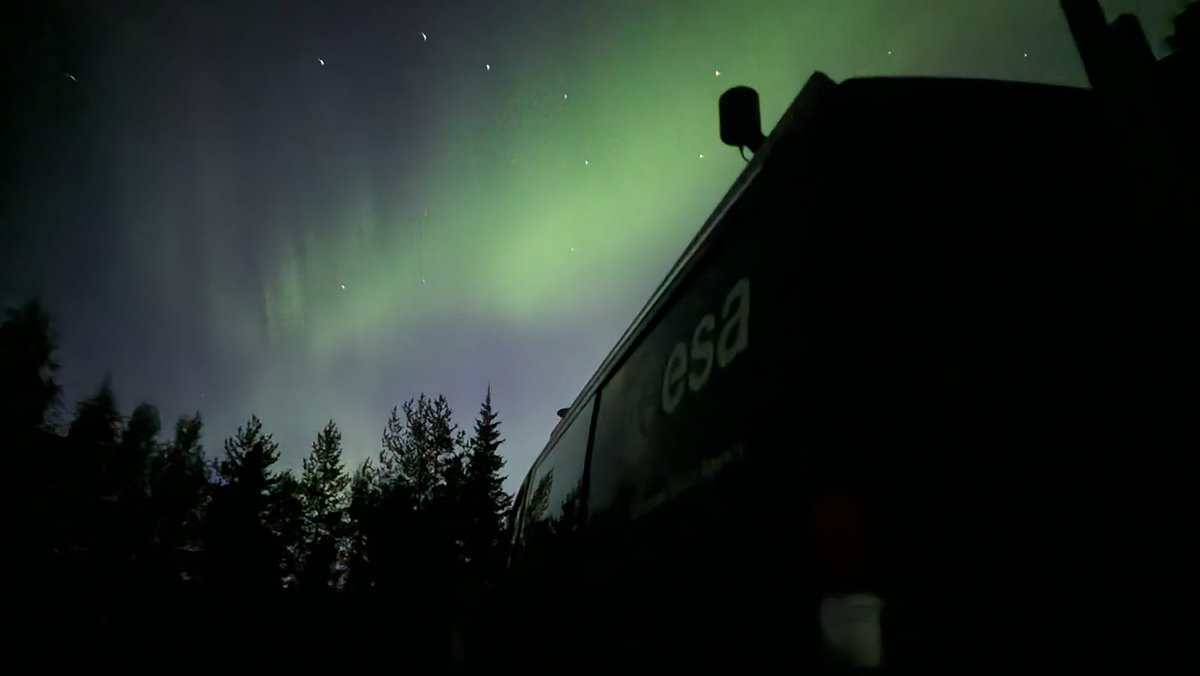 ESA_Tech's tweet image. 👀Northern Lights dancing over ESA's testbed vehicle - what a stunning view!

🤔But did you know that potential ionospheric activity linked to the Aurora Borealis can interfere with #satnav signals? ESA engineers are studying these effects in Norway this week.