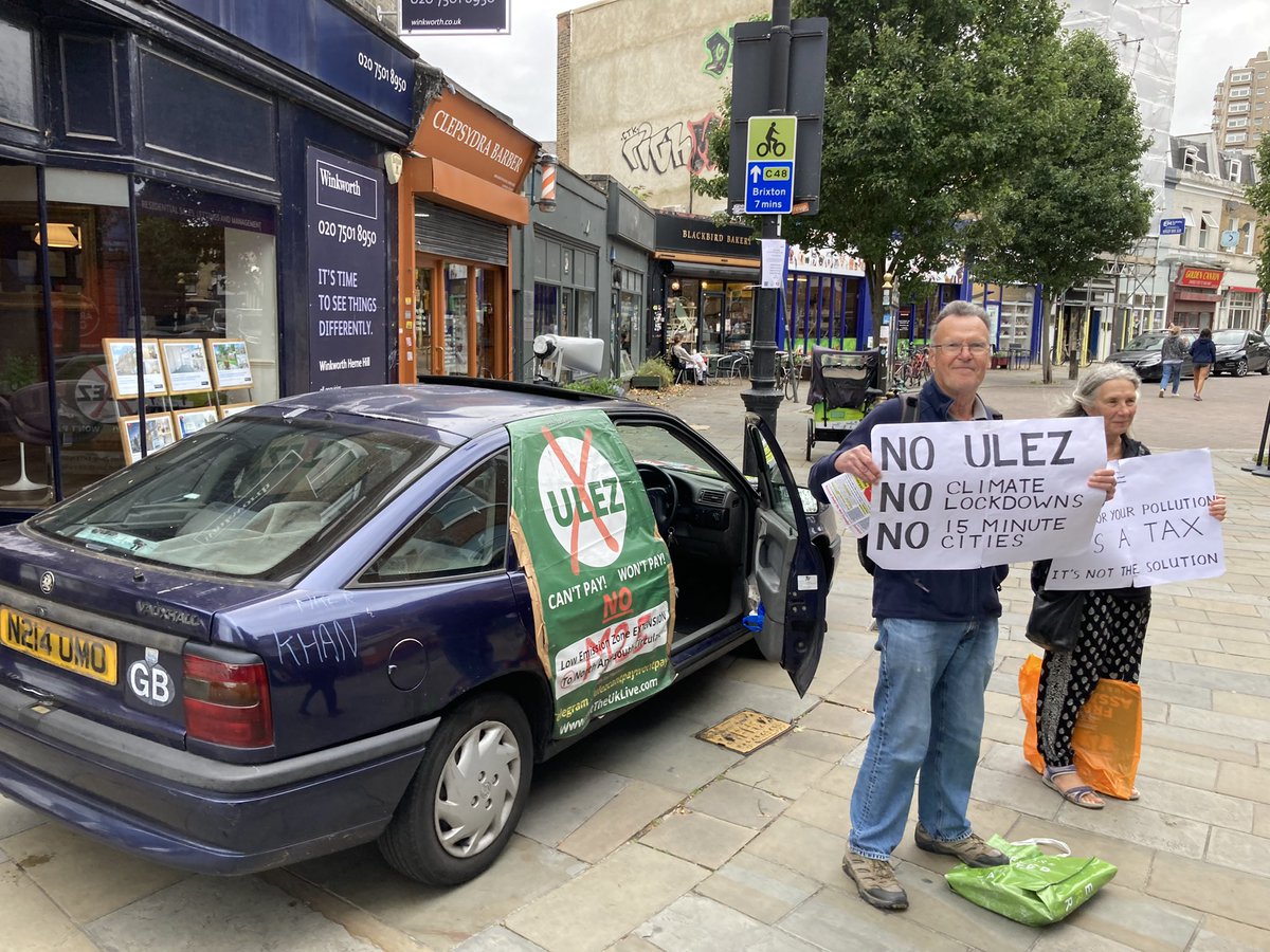 Anti-ULEZ protestors in Herne Hill attempting to win over residents by parking in a pedestrian area (& refusing to move to a parking bay) & shouting at passers-by. It’s a real wonder why they’re losing the argument! #AirQuality #ULEZExpansion