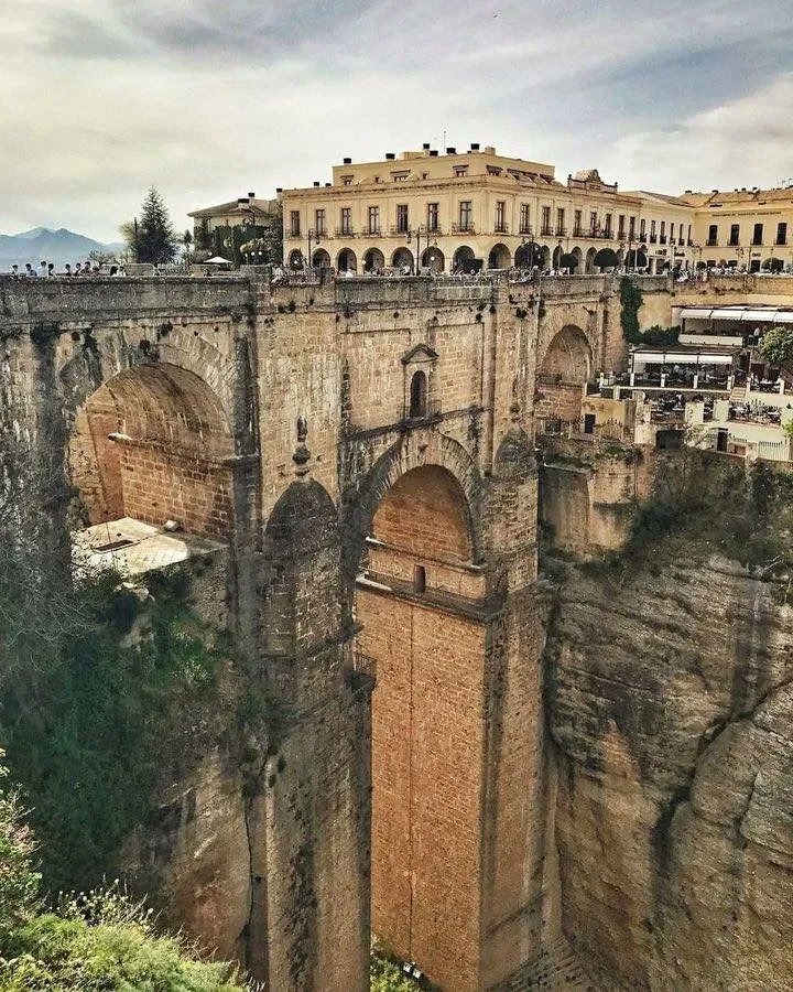 ecofused's tweet photo. 📸 : @incredible_europe
🏞️ Wander through ancient streets, stand on the iconic Puente Nuevo bridge, and savor tapas with a view. 🍷🍤✨ 
#RondaSpain
#AndaluciaViews
#HistoricRonda
#EspañaViva
#ScenicAndalucia
#RondaRomance
#TravelSpain
#BreathtakingViews
#PuebloBlanco https://t.co/Dd11EzNvHP