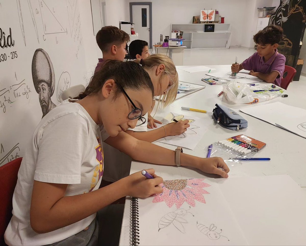 UOGaziemir's tweet photo. 6. Sınıf öğrencilerimiz ile Görsel Sanatlar Dersi' nden nokta-çizgi  çalışmamız. 🖌 🌄 

#uğurdasanatvar https://t.co/CLN09pX03w