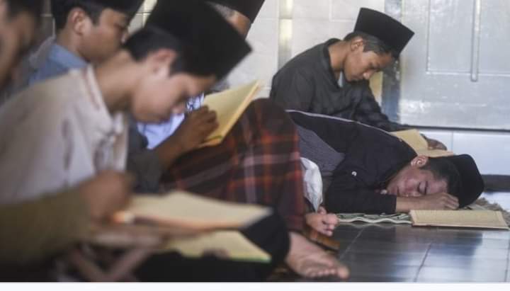 kan9imam's tweet photo. لن يساعدك النوم في شيء، إن كانت روحك هي المتعبة.

Tidur sama sekali tidak akan membantumu, jika yang lelah adalah jiwamu. https://t.co/2bEH5spQ0F