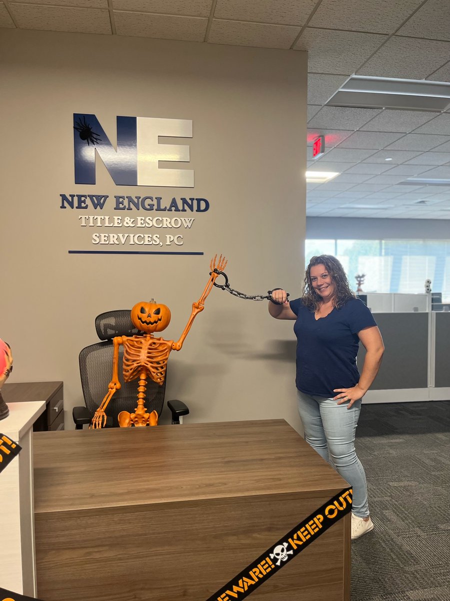 newenglandtitle's tweet image. &quot;Closing deals so good, it&apos;s scary! 🎃👻 Our team is &apos;locked in&apos; and ready to make your home-buying process a treat, no tricks. #SpooktacularService #HappyHalloween&quot;