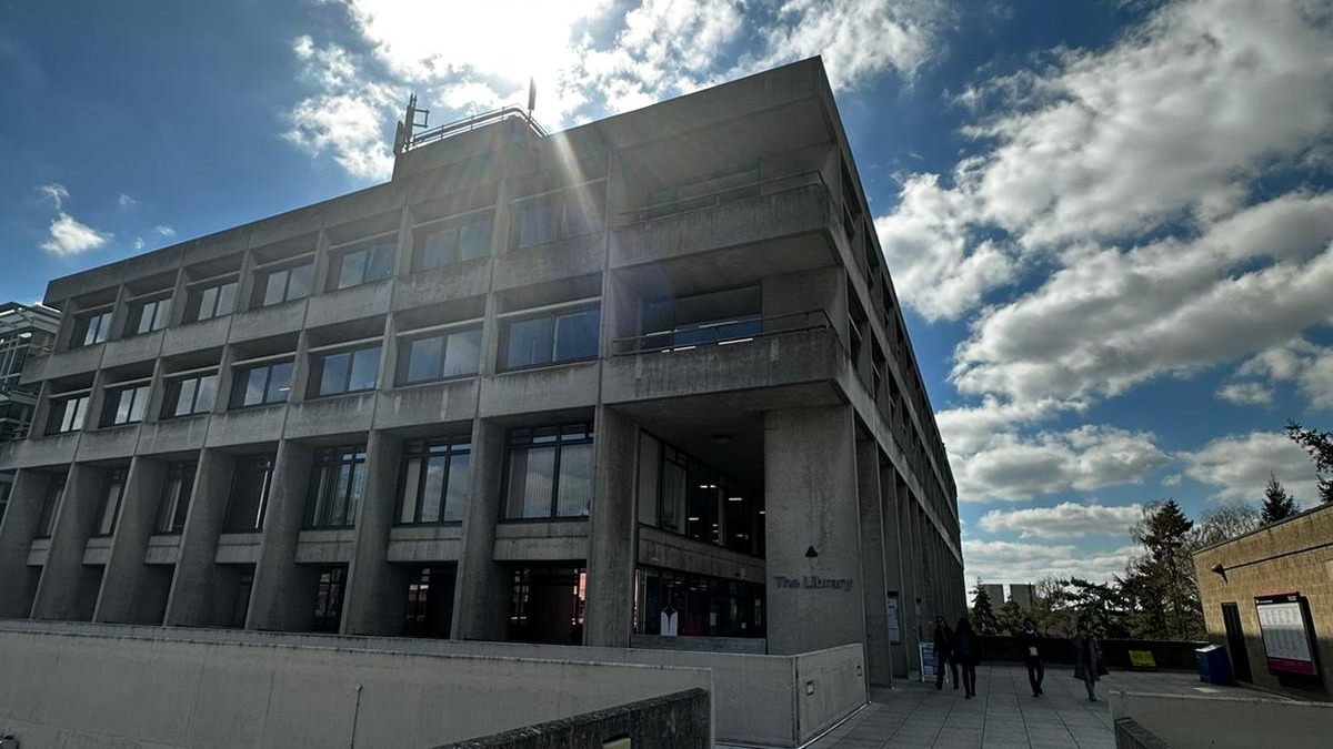 UEALibrary's tweet image. Library Welcome!

Come along to our Library welcome event: Thursday 21st September, 2-3pm.

We'll have free teas, coffees and goody bags! Plus - you can chat with friendly Library staff about any questions you may have.

#UEA #UEALibrary #UEAFreshers #UEANorwich @uniofeastanglia