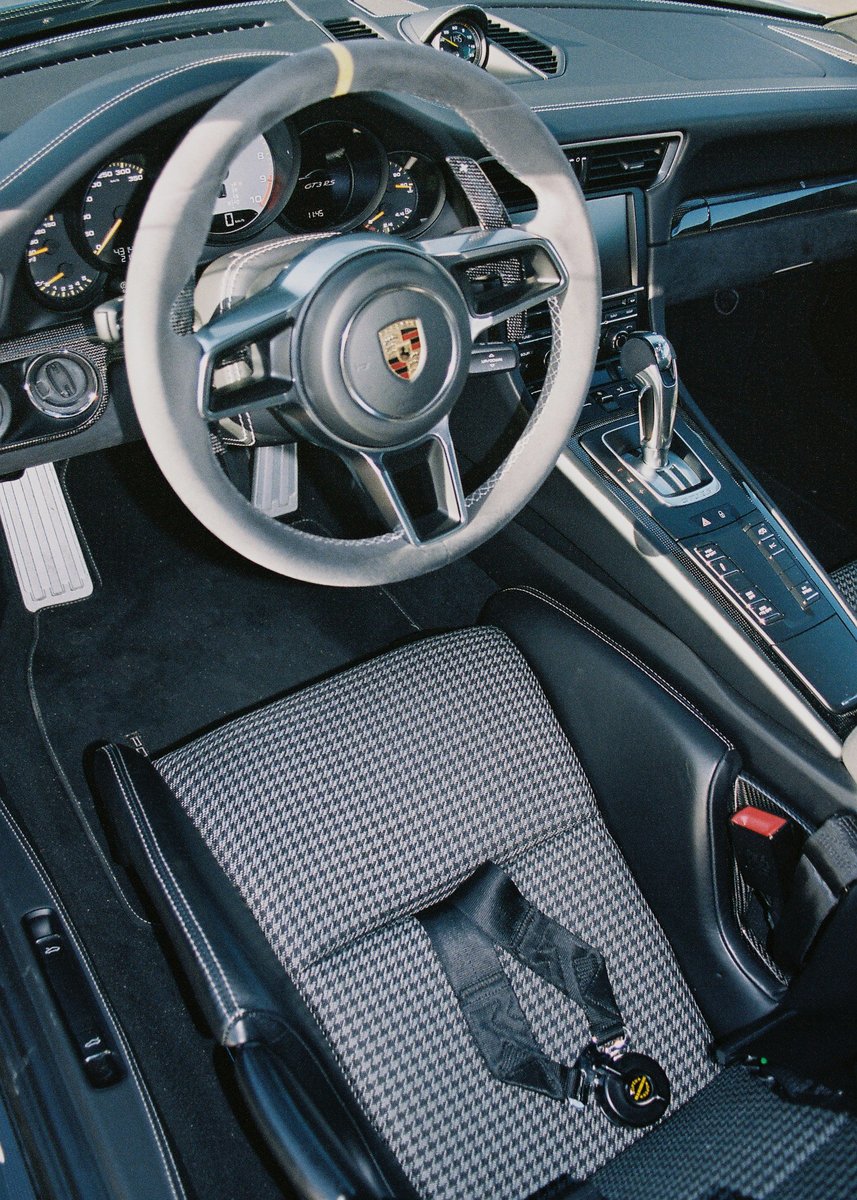 BaanVelgen's tweet photo. Capturing the interior of our Porsche 991 GT3 RS. With its alcantara details, pepita seat inserts by Manthey and lets not forget the true classic 918 carbon bucket seats.

#Manthey #Pepita #PorscheGT3RS #Porsche991 #PorscheInterior #Alcantara #CarbonBucketSeats https://t.co/BQT9dq75kx