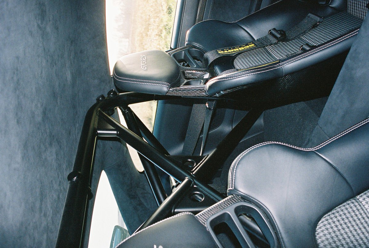 BaanVelgen's tweet photo. Capturing the interior of our Porsche 991 GT3 RS. With its alcantara details, pepita seat inserts by Manthey and lets not forget the true classic 918 carbon bucket seats.

#Manthey #Pepita #PorscheGT3RS #Porsche991 #PorscheInterior #Alcantara #CarbonBucketSeats https://t.co/BQT9dq75kx