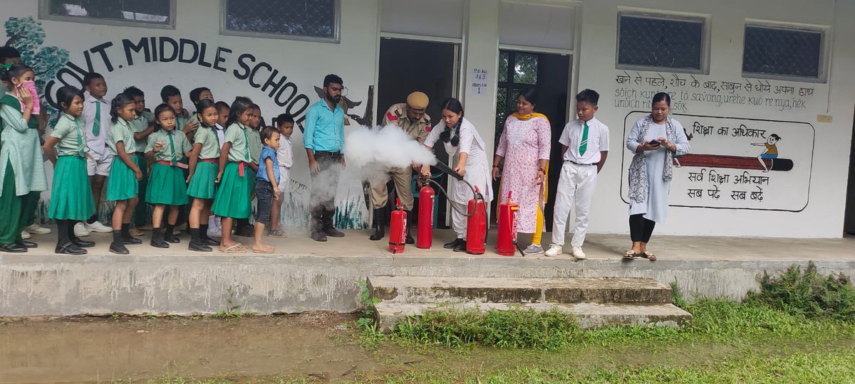FireService_ANP's tweet photo. For implementation of Fire Safety Plan in Schools,#FSKamorta conducted Drill on Means of Escape & Demonstration of First Aid Fire Fighting Equipment at Govt Middle School,Vikash Nagar on 20/9/23.
24 Students & 4 Teachers participated enthusiastically. https://t.co/RKsn5SyBUm