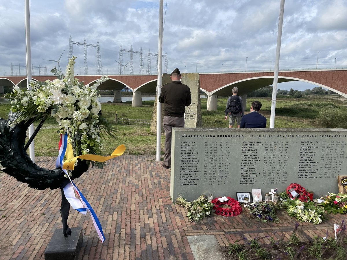 Samen met wethouder Frank Groen <a href="/gemTiel/">gemeente Tiel</a> krans gelegd tijdens indrukwekkende herdenking Waalcrossing 1944 bij brug de Oversteek <a href="/gem_Nijmegen/">Gemeente Nijmegen</a>