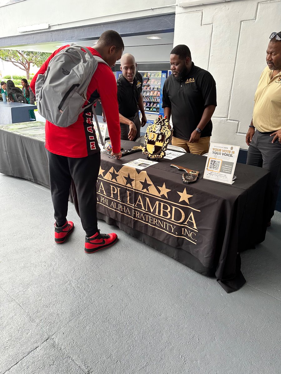 IPL1906's tweet photo. The Brothers of Alpha Phi Alpha Fraternity, Inc., Iota Pi Lambda Chapter stressing to students the importance of registration and how important it is to exercise the right to vote!
#AVotelessPeopleIsAHopelessPeople
#AlphaPhiAlpha https://t.co/lijV724rVZ