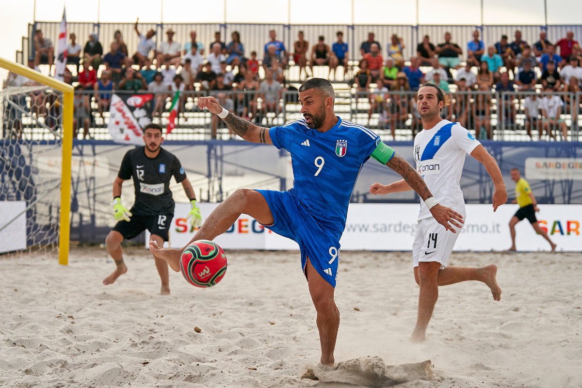 Azzurri's tweet photo. 𝙀𝙪𝙧𝙤 𝘽𝙚𝙖𝙘𝙝 𝙎𝙤𝙘𝙘𝙚𝙧 𝙇𝙚𝙖𝙜𝙪𝙚 - 𝘚𝘶𝘱𝘦𝘳𝘧𝘪𝘯𝘢𝘭 ⚽️🇮🇹
💥 Ad #Alghero esordio con vittoria per gli #Azzurri di #DelDuca: battuta la Grecia per 5-2 🤩
Oggi alle 18, in diretta su #RaiPlay, la sfida con la Moldova 🇲🇩
#EBSL #BeachSoccer https://t.co/M0vhqC70Wz