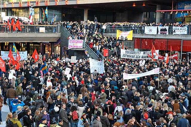 13 år sedan idag: Tusentals människor protesterade mot SD och för ett öppet samhälle för alla. Idag presenterar regeringen förslag på hur ska man frihetsberöva människor som söker fristad här. #svpol BILD: BERTIL ERICSON / SCANPIX