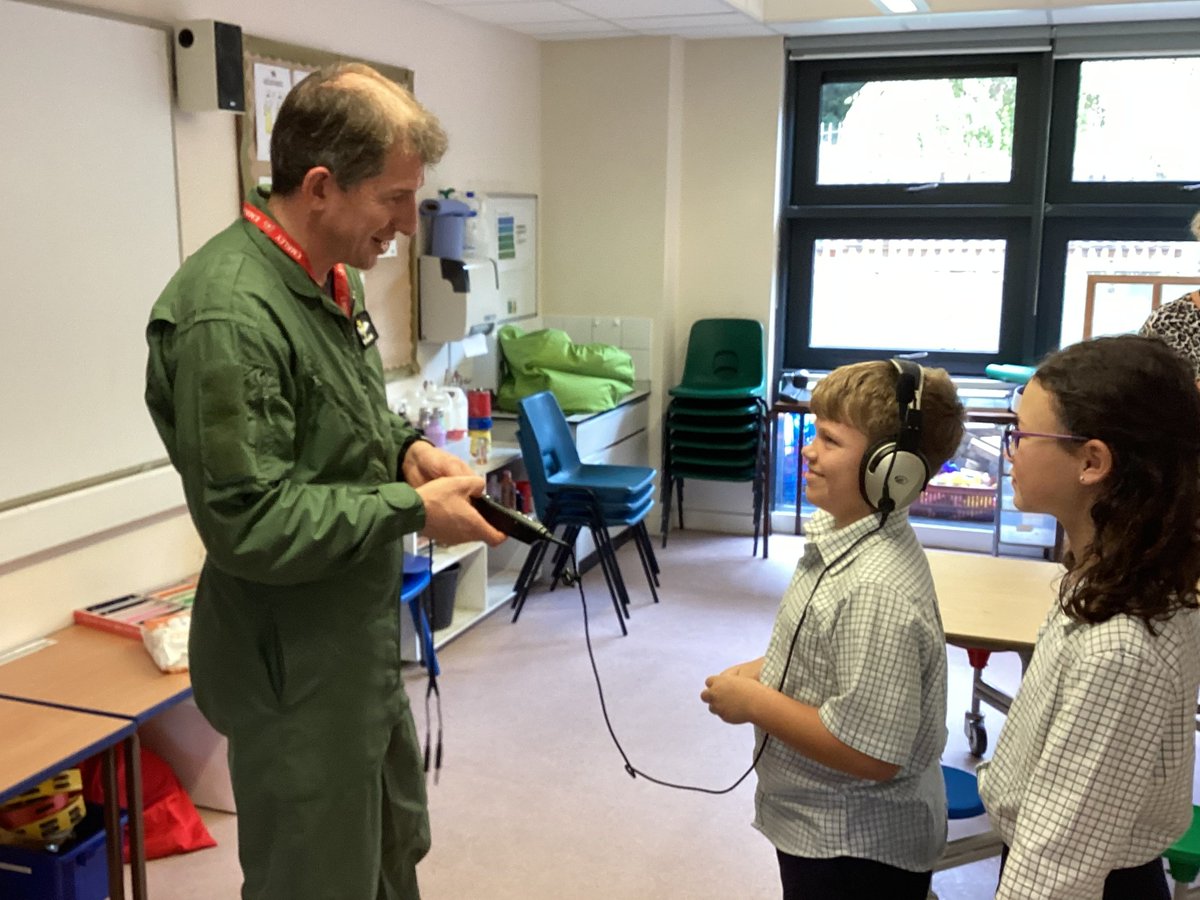 Our #Prep pupils enjoyed a visit from pilot Mr Rich Pillans who spoke to them about what it is like to be a pilot and his amazing experience flying helicopters 🚁 They also had the opportunity to test his equipment - including his helmet! 👍 #theembleyway #romsey #hampshire