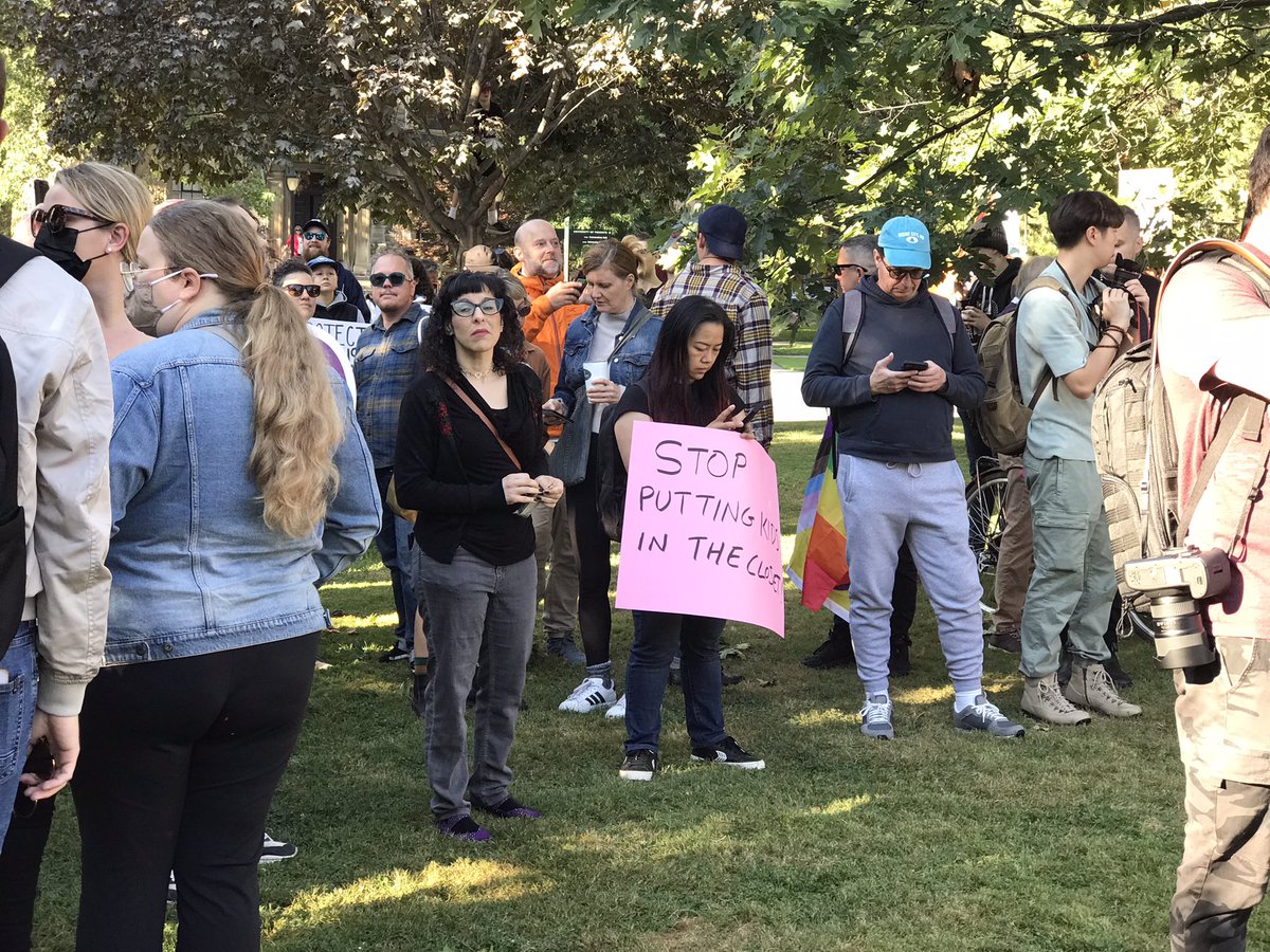 DeenaLadd's tweet photo. Standing up for #TransRights in #Toronto 💪🏾🌈💪🏾💜🌈💜 #TransRightsAreHumanRights https://t.co/JDQzQbv0m6