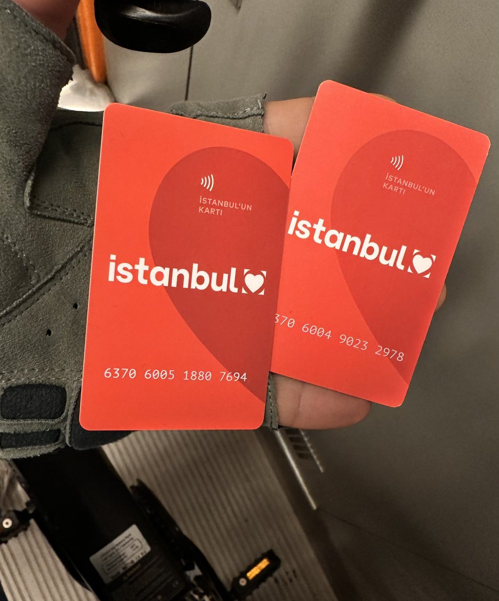 Bu kartları 70 TL’den satıyor İBB. 
Peki.
Alıyorsun. Para yükleyip kullanıyorsun.
Peki.
Sonra iki hafta sonra makina sana diyor ki “bu kartın limiti doldu”
Ne yapacağız?
Ay başını bekleyeceksin. Binmek istiyorsan yeni bir kart daha satın alacaksın. Yoksa binemezsin.
O yüzden