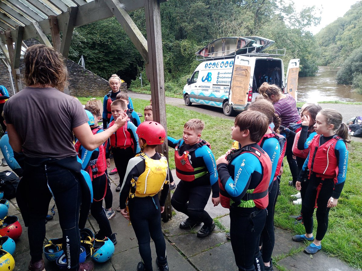 CoedYGof's tweet photo. Paratoi i fynd ar yr afon. Getting ready to go on the river! #taclus #Sycamorwydden https://t.co/Svhxx8Bbqv