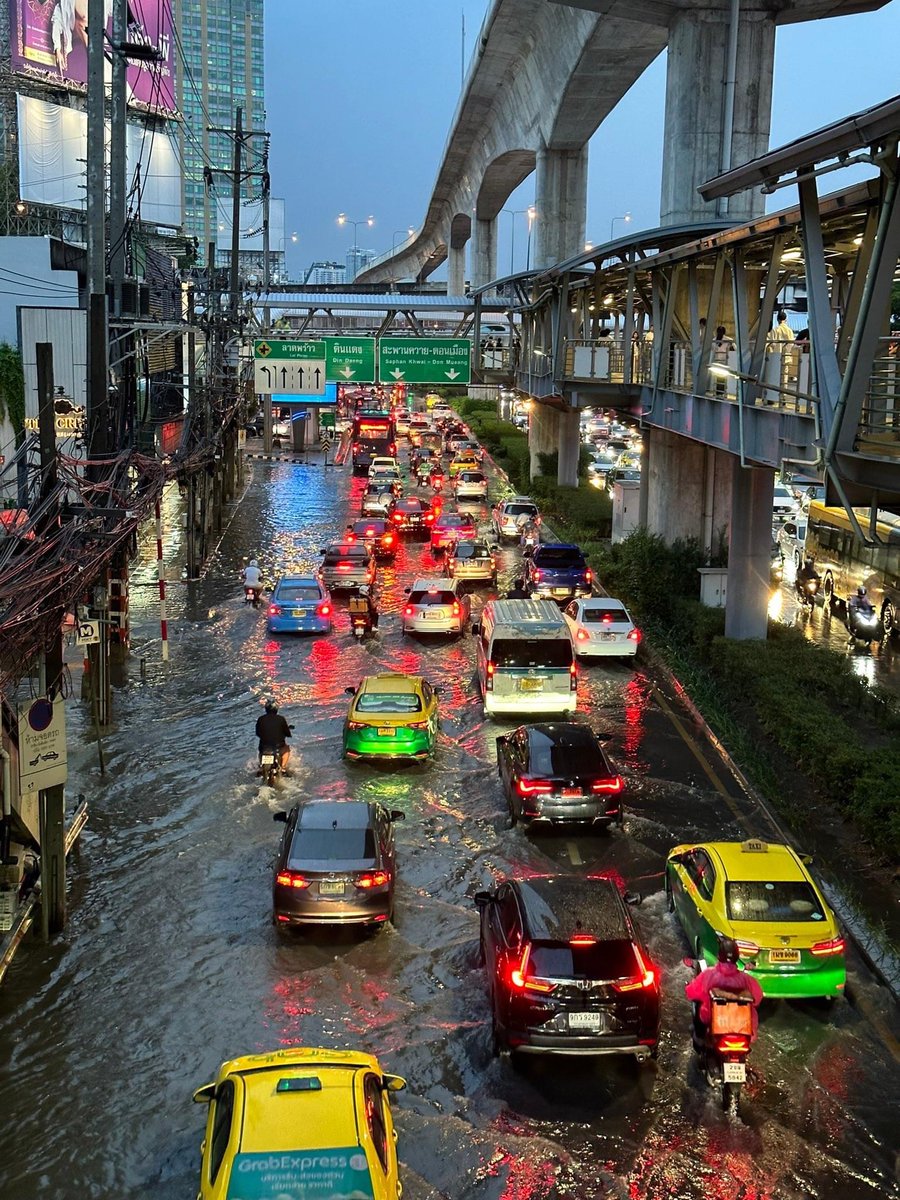 AESUCHATVEE's tweet photo. ฝนตกแป๊บเดียว น้ำท่วมห้าแย��ลาดพร้าว รถติดสาหัสซ้ำซาก เพราะคิดแบบเดิม ทำแบบเก่า ไม่มีทางแก้ปัญหา
     ทำเถอะครับ "แก้มลิงใต้ดิน" เพราะคือหนทางเดียว ที่จะพักน้ำฝนเหลือรอระบายไว้ใต้ดิน ในพื้นที่กทม.ชั้นใน ที่ไม่มีพื้นที่รับน้ำแล้ว
   เมืองอื่นเคยเจอหนักกว่าเรา เมื่อทำแก้มลิงใต้ดิน เขาแก้น้ำท่วมได้ เราทำเถอะครับ
#น้ำท่วม #แก้มลิงใต้ดิน