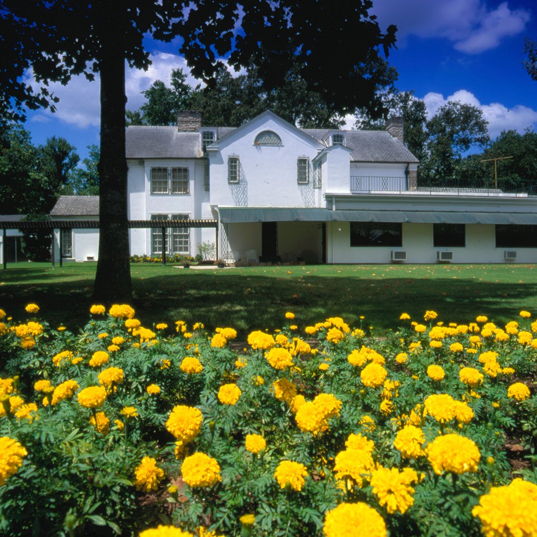 ElvisPresley's tweet photo. Today, the @VisitGraceland mansion boasts an impressive expanse of 17,552 square feet, accompanied by a vast surrounding land of over 13.8 acres.
#ElvisPresley #Icon #Graceland #Mansion #Acres #Squarefeet #Land https://t.co/arnW0pJVBh