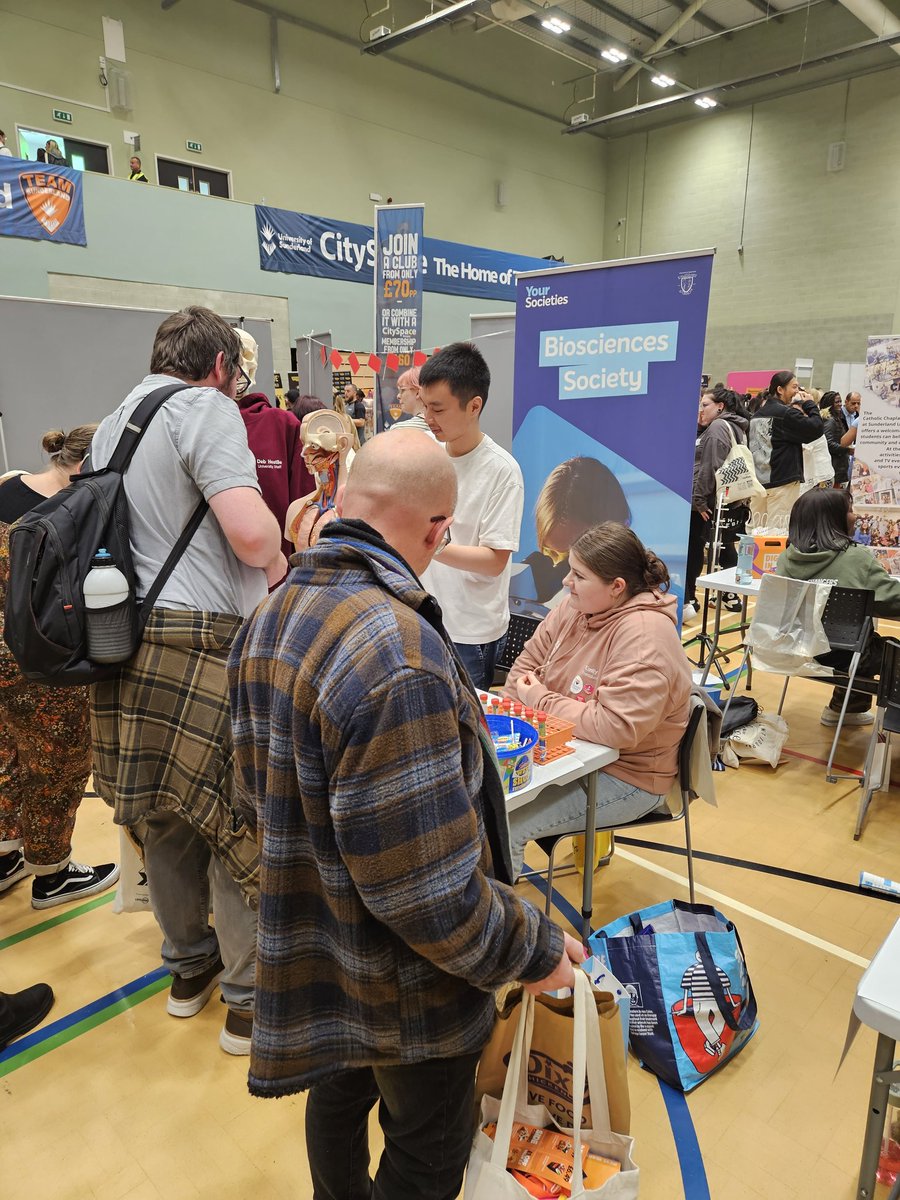 SununiBio's tweet photo. Very busy at the Biosociety stand at todays freshers event. To join visit https://t.co/1seZZOQAYr https://t.co/fzqb6z0wds