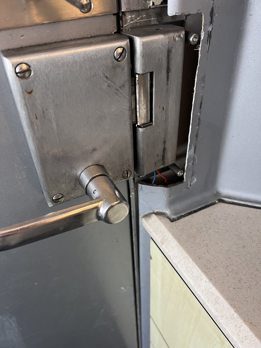 emrllr's tweet photo. Et je n’avais pas visité les toilettes… https://t.co/C4FuDXiVin