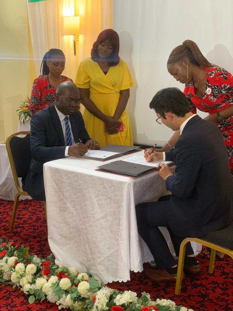 RR_IAI_Abanda's tweet photo. J'ai eu l'honneur de signer un accord de partenariat il y a quelques jours avec le groupe Huawei. Cet accord va renforcer les opportunités offertes à nos étudiants par ce partenariat chinois bien connu. https://t.co/lq4qYJtb8q