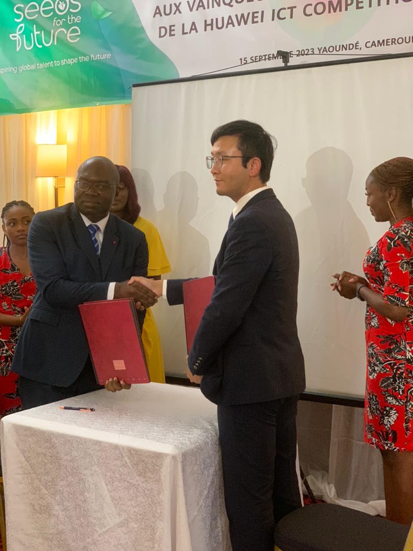 RR_IAI_Abanda's tweet photo. J'ai eu l'honneur de signer un accord de partenariat il y a quelques jours avec le groupe Huawei. Cet accord va renforcer les opportunités offertes à nos étudiants par ce partenariat chinois bien connu. https://t.co/lq4qYJtb8q