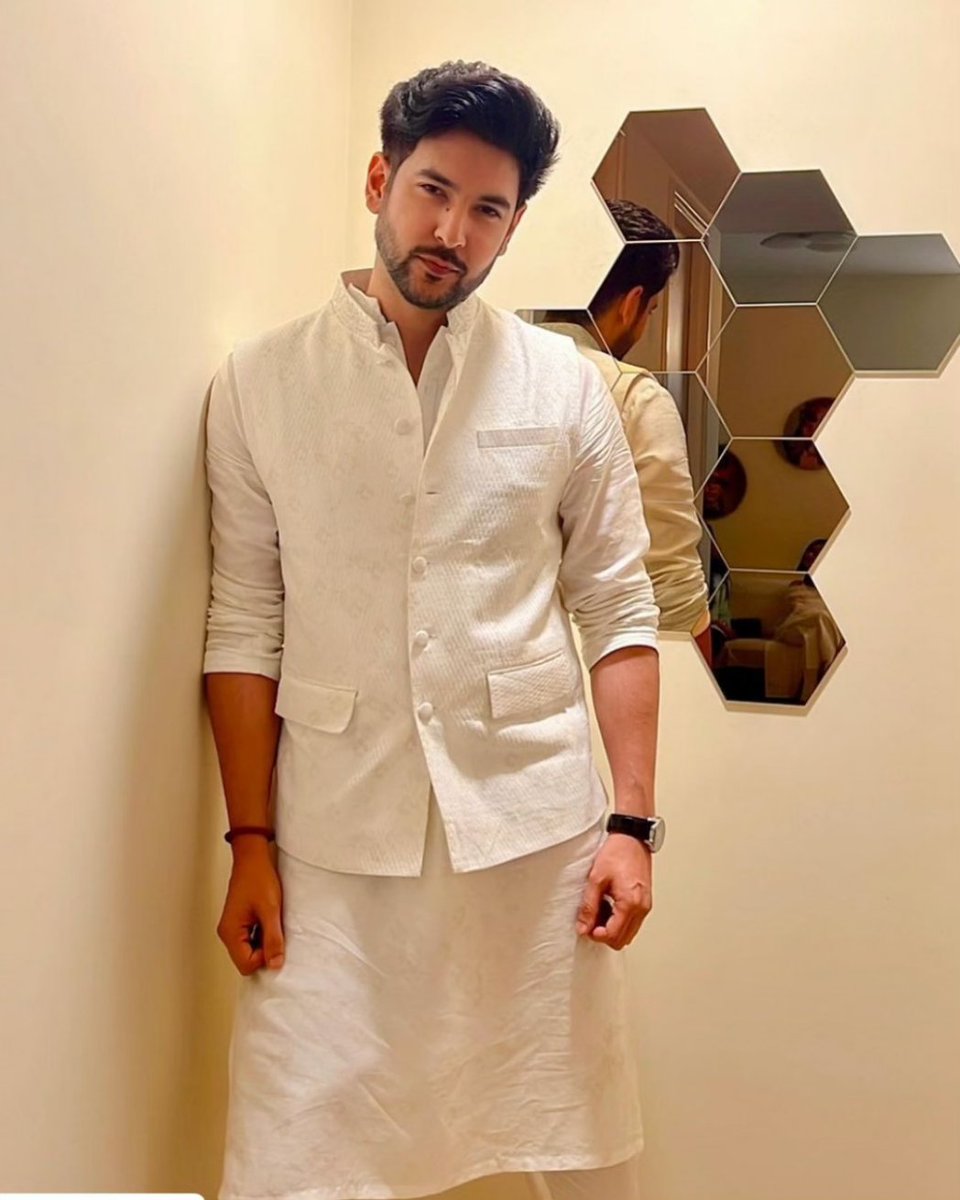 Take a look at actor Shivin Narang’s ganpati celebrations; do not miss his ethnic traditional look in the pictures. 
.
.
.
.
#shivinnarang #ganpatibappa
#indianlook #handsome #actor
#talkingbling