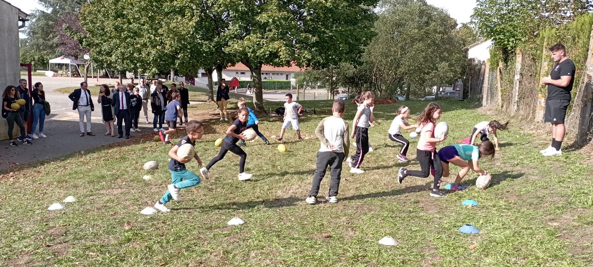 usep_79's tweet photo. #JNSS2023
Les enfants font leurs jeux au Tallud... Activités enchaînées, rugby, parcours athlétiques et cyclistes, fabrication de leur flamme olympique, mîmes des sports olympiques et flash mob pour conclure !

@usepnationale @DSDEN79 @ParthenayGatine @Paris2024 @G24acpoitiers https://t.co/hX78UkK8bv