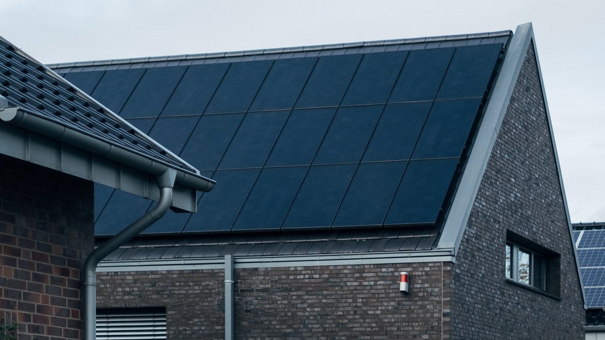 PowerFlowEnergy's tweet photo. The average household can waste up to 620 kWh of excess solar power per year. That's equivalent to running your washing machine over 200 times! Solar diverters eliminate this waste by rerouting excess energy to your hot water tank.
https://t.co/tHe3wgLQri

#solar #energystorage https://t.co/BzPem3way0