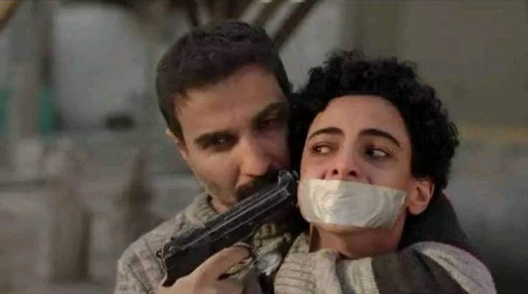 PIEPO_ELMASRY's tweet photo. من أهم الجمل اللي اتقالت في مسلسل السفاح 
لما كان جابر بيعاتب امه وبيقولها 
" ده حتى وأنتي بتقتلي أبويا وانا صغير 
مهانش عليكي تاخديني في حضنك 
وتطبطبي عليا"
ياريت يا رجالة اللي يروح ويلاقي 
مراته بتحضن ابنه وتطبطب عليه
يهرب ..... يهرب .... يهرب https://t.co/1tvwtP0uIl