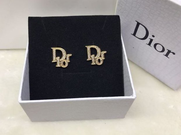 untitledallure's tweet photo. Dior earrings https://t.co/lMOLwdJyaG