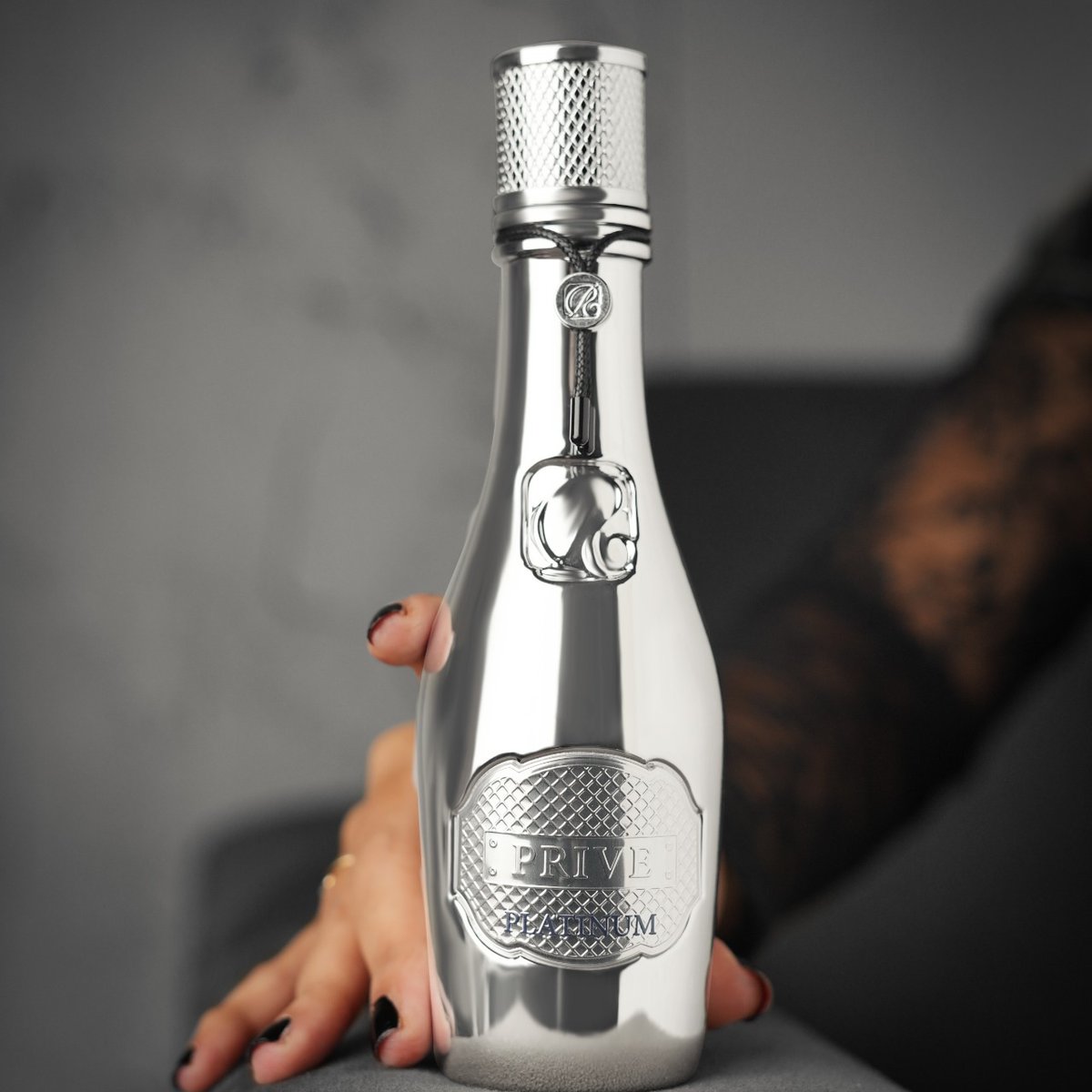 Fragrancebookk's tweet image. Unleash the Magic of Prive Platinum in Your Hand.💫
.
.
#codeofluxury #riffs #riffsperfumes #priveseries #newlaunch #priveplatinum #privenoir #priveoros #priverose #perfume #fragrance #shopping #luxury #perfumelovers #perfumecollection #scent #importedperfumes #scentoftheday