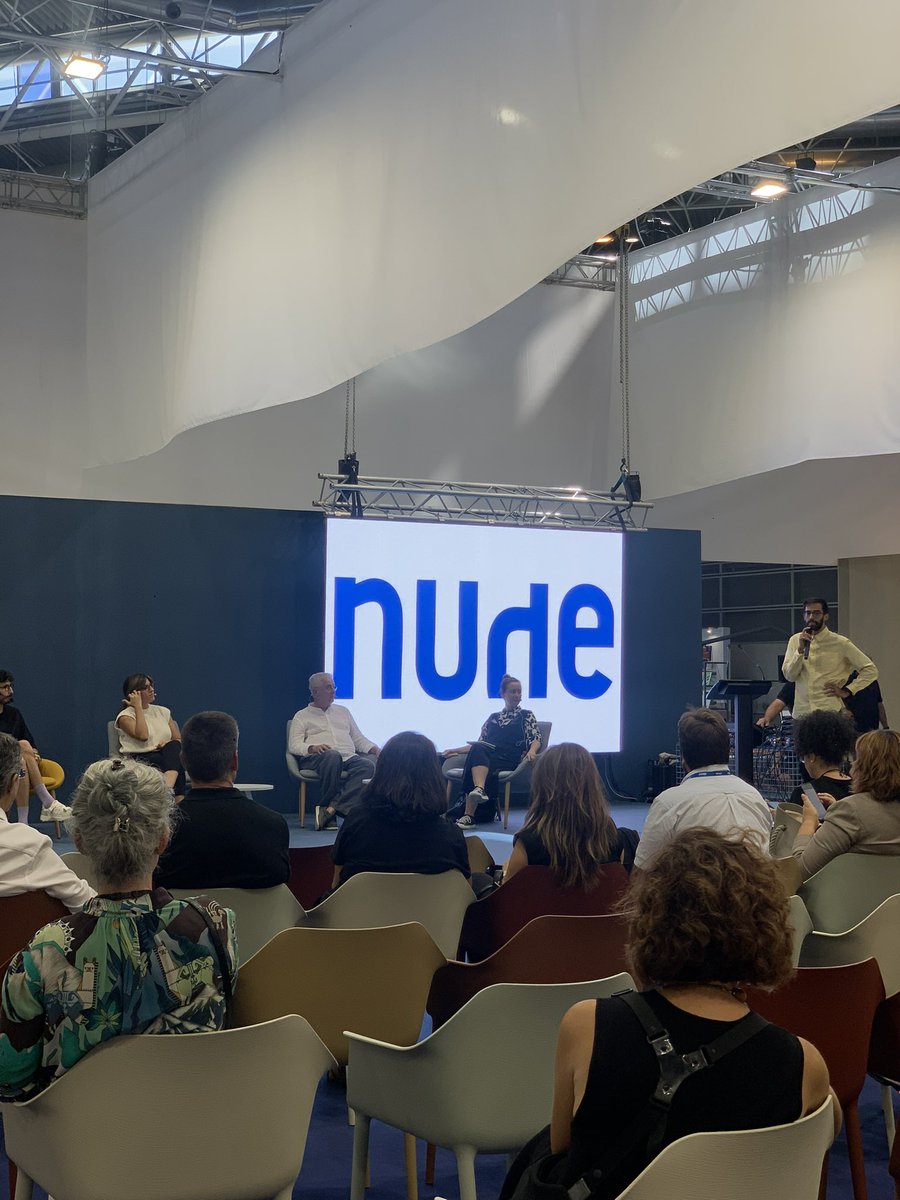 València Design Fest (@valenciadesignf) on Twitter photo Ha comenzado la presentación de la exposición "Escenarios de un futuro cercano" en Ágora NUDE <a href="/habitatvalencia/">FeriaHábitatValència</a> de la mano de su comisaria, <a href="/tachymora/">Tachy Mora</a> junto a Alejandra Gandía Blasco, Jordi Iranzo, Gabriel Moragas y Ester Pujol.
Introduce Roberto Heredia, de la <a href="/fundaciodisseny/">Fundació del Disseny de la Comunitat Valenciana</a> Ha comenzado la presentación de la exposición "Escenarios de un futuro cercano" en Ágora NUDE <a href="/habitatvalencia/">FeriaHábitatValència</a> de la mano de su comisaria, <a href="/tachymora/">Tachy Mora</a> junto a Alejandra Gandía Blasco, Jordi Iranzo, Gabriel Moragas y Ester Pujol.
Introduce Roberto Heredia, de la <a href="/fundaciodisseny/">Fundació del Disseny de la Comunitat Valenciana</a>