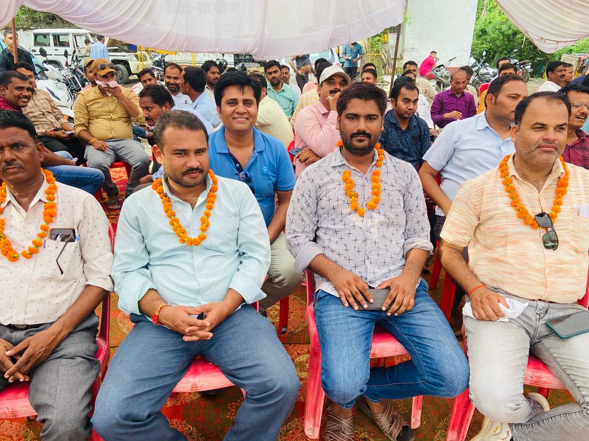 vikashdwivedi01's tweet photo. @ChouhanShivraj @CMMadhyaPradesh @GovindSingh_R @ZeeMPCG @TheLallantop मध्यप्रदेश पटवारी संघ रीवा के पटवारियों द्वारा आज हड़ताल के 24वें दिन सरकार के द्वारा अभी तक पटवारियों की माँगे न माने जाने के विरोध में क्रमिक भूख हड़ताल का आगाज किया गया।
#2800gradepay #2800ग्रेडपे https://t.co/iLMfsotSSy