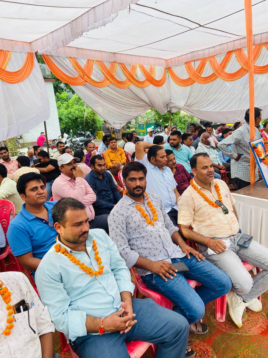 <a href="/ChouhanShivraj/">Shivraj Singh Chouhan</a> <a href="/CMMadhyaPradesh/">Chief Minister, MP</a> <a href="/GovindSingh_R/">-</a> <a href="/ZeeMPCG/">Zee MP-Chhattisgarh</a> <a href="/TheLallantop/">The Lallantop</a> मध्यप्रदेश पटवारी संघ रीवा के पटवारियों द्वारा आज हड़ताल के 24वें दिन सरकार के द्वारा अभी तक पटवारियों की माँगे न माने जाने के विरोध में क्रमिक भूख हड़ताल का आगाज किया गया।
#2800gradepay #2800ग्रेडपे
