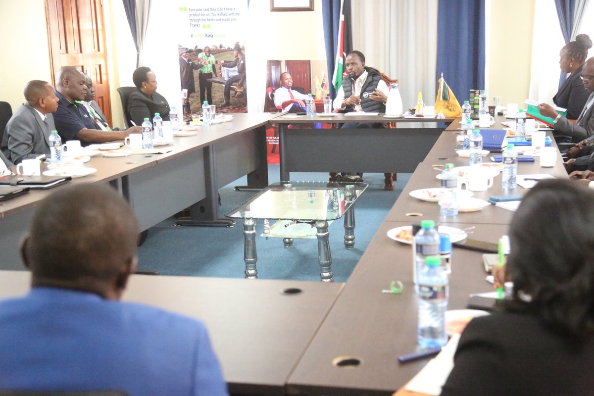 HammerHamm026's tweet photo. We are firmly committed to collaborating with various stakeholders, pooling together both financial and human resources, to support our youth in skills transfer and capacity building, ultimately enabling self-employment opportunities.

During a meeting with the leadership of the Kenya Commercial Bank (KCB) Group, held this evening, we formalized our commitment by signing a Memorandum of Understanding. This agreement will facilitate the support of 100 young individuals in entrepreneurship skills through the 2jiajiri program. I took the opportunity to reiterate my dedication to creating employment opportunities for our youth.

Within the framework of this program, @KCBGroup will collaborate with selected technical institutions within the county, focusing on five key sectors with significant self-employment potential: construction, electrical services, automotive services, domestic services, beauty and personal care, painting, and agriculture.

This initiative is expected to generate employment opportunities within the County Aggregation and Industrial Park, which is currently under development. Additionally, it will ensure access to credit for micro, small, and medium-sized enterprises (MSMEs) based in the county, with a Reduced interest rate courtesy of the county government.

I warmly welcomed this partnership and commended KCB for its support in education and environmental programs, emphasizing the positive impact it will have on our community.

I expressed gratitude to Victoria Kamuren, the KCB Regional Manager for the Great Rift, for her role in laying the groundwork for this collaboration.

Furthermore, I challenged the KCB Group to consider implementing follow-up mechanisms for the youths who undergo training through the program, ensuring they secure suitable employment opportunities.