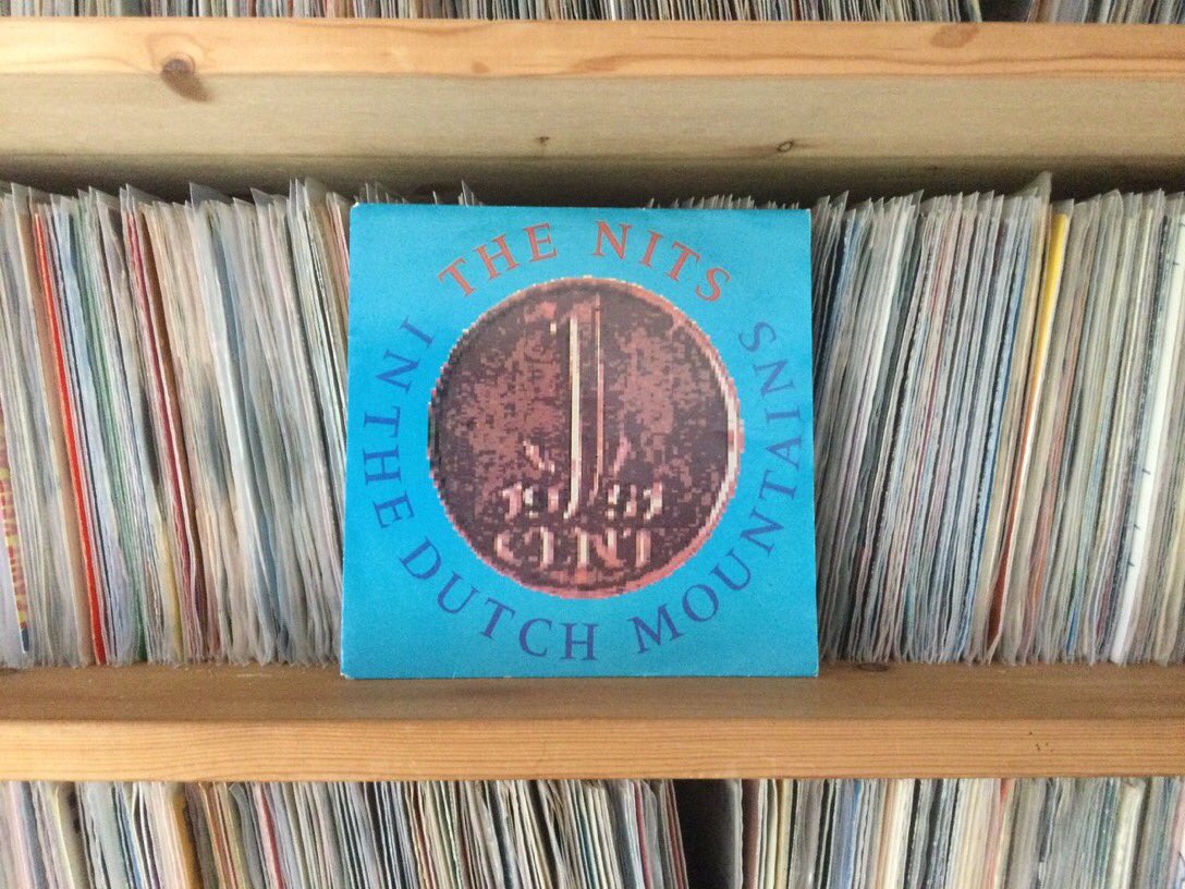 OMWtje's tweet image. Henk Hofstede, zanger, gitarist en componist van the Nits wordt vandaag 72 jaar. De single ‘In the Dutch mountains’ komt uit 1987. #NITS