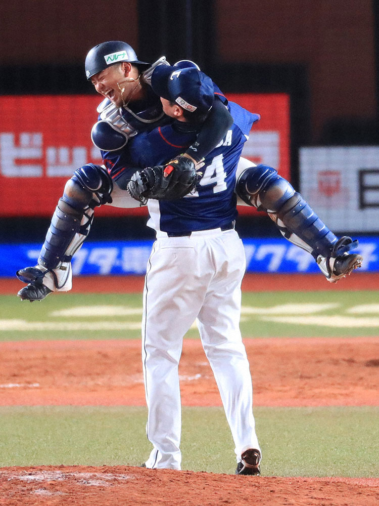NekoSuke5_5_1's tweet photo. ←2019年森友哉
　2023年森友哉→ https://t.co/hw6wfs8qBm
