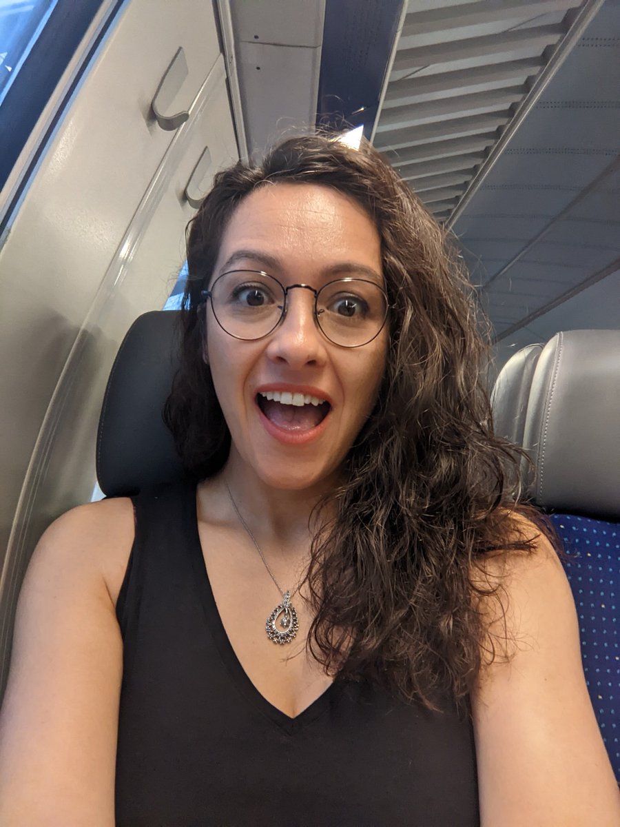 Kendimi bugün aynada badem gözlüm diye sevdim. Biri beni badem gözlüm diye sevseydi bu kadar güçlü bir etkisi olamazdı. Bugün ekstra enerji dozu aldım kendi kendime #WonderWoman